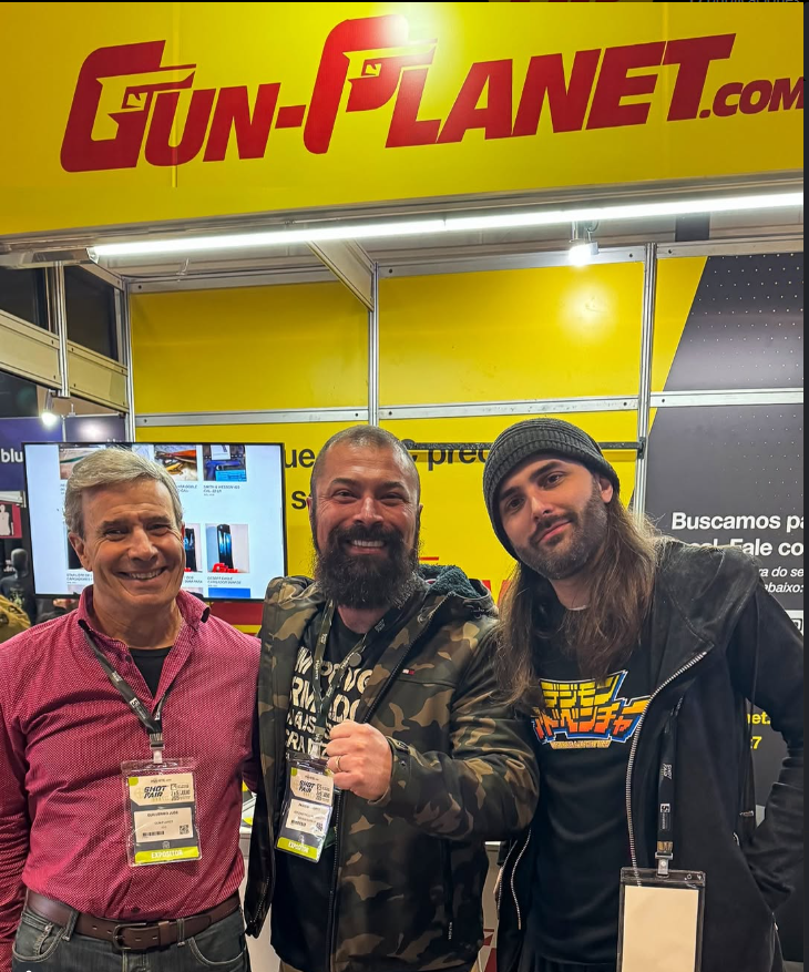 Equipe da Gun-Planet.com em seu estande durante a Shooting Fair 2025 em São Paulo